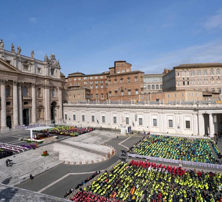 Pope Francis thanks world’s volunteers for the ‘miracle of tenderness’ 