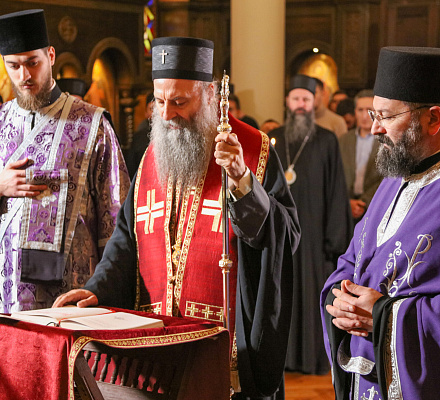 Патриарх Порфирий провел сорокадневную панихиду по погибшим на вокзале в Нови-Саде