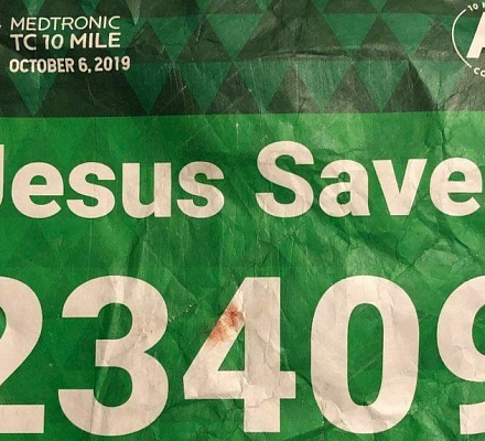 Un corridore con la scritta 'Gesù salva' sul petto è stato salvato da un medico con lo stesso nome