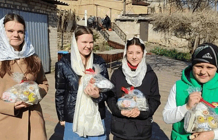 Добровольцы Патриаршей гуманитарной миссии передали пасхальные подарки в регионы зоны конфликта