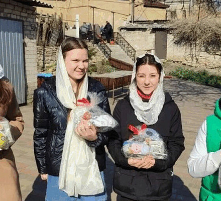 Добровольцы Патриаршей гуманитарной миссии передали пасхальные подарки в регионы зоны конфликта
