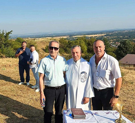 Косовский католический священник устраивает собрания на развалинах сербского средневекового монастыря