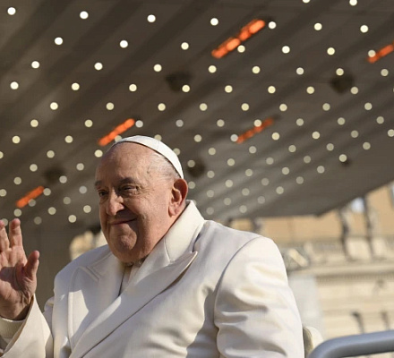 Pope makes surprise festival appearance with peace plea