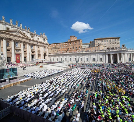 LIVE UPDATES: More than 200.000 pilgrims attend Mass as Church enters second day of papal mourning
