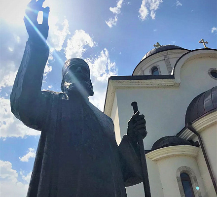 Памятник патриарху Сербскому Павлу в городе Баина-Башта