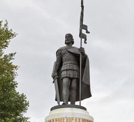 Памятник святому благоверному князю Александру Невскому в Курске