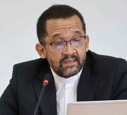 Los trabajadores ilegales atrapados en una mina sudafricana deben ser tratados "con dignidad", dice un obispo