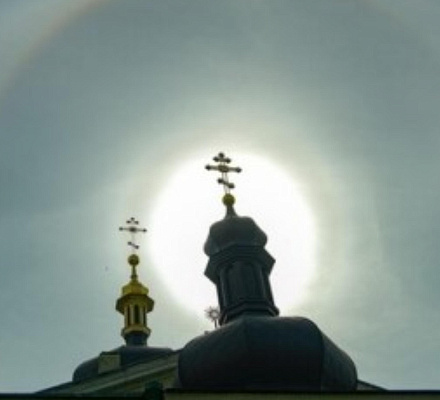 A Kiev, su Trinity, un bagliore arcobaleno è apparso nel cielo intorno al sole