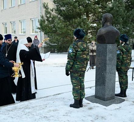 Митрополит Псковский Матфей освятил памятник Герою России иерею Антонию Савченко