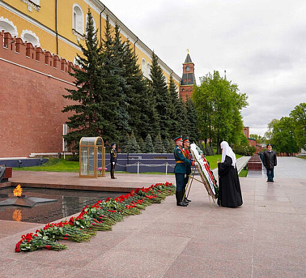 В канун 80-летия Победы Святейший Патриарх Кирилл возложил венок к могиле Неизвестного солдата у Кремлевской стены