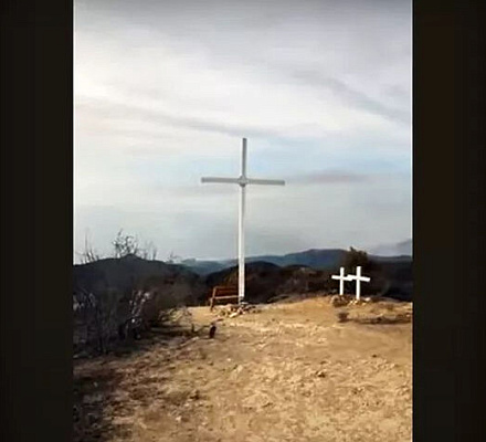 Калифорния: 6-метровый деревянный белый крест остался целым и невредимым несмотря на мощный природный пожар