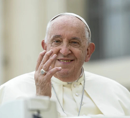 Al cumplir 88 años, 8 + 8 cosas interesantes sobre el Papa Francisco