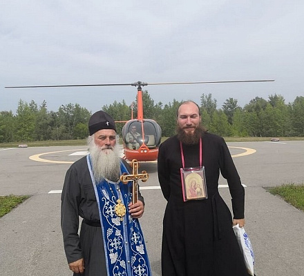 Una processione religiosa attraverso l'aria è passata sulle foreste del territorio dell'Altaj
