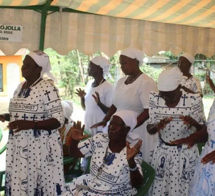 Группа вдов в Кении спасает католических женщин от полигамии и "наследования жен