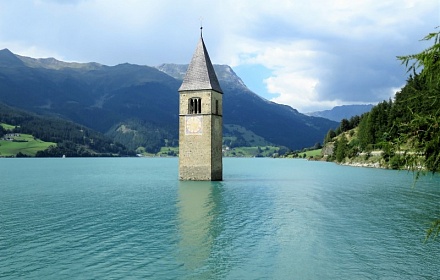 Campanario en el lago Resia, Tirol del Sur