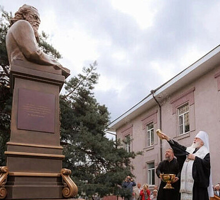 В Жуковском на территории филиала больницы святителя Алексия открыли памятник святителю Луке Крымскому
