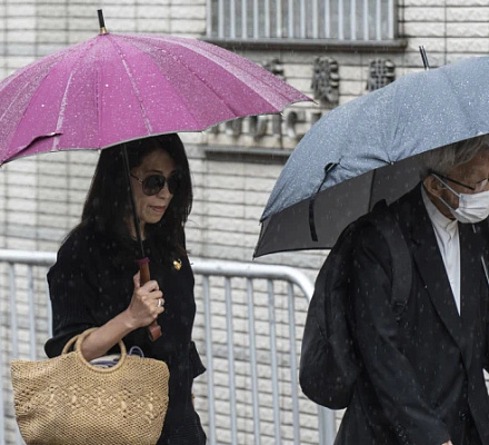 Jimmy Lai sube al estrado en el juicio de seguridad nacional que se celebra desde hace años en Hong Kong