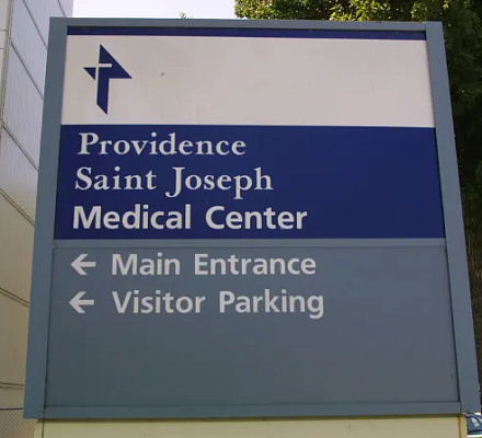 Калифорнийская католическая больница приносит извинения после иска, в котором утверждается, что она отказала беременной женщине в лечении