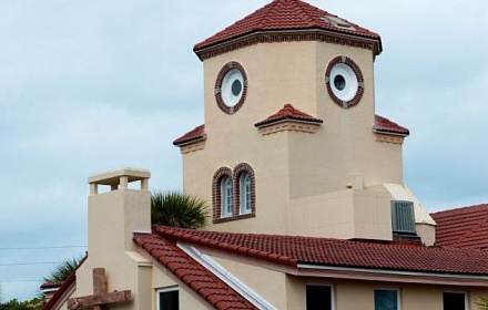 Templo junto al mar, apodado 'Iglesia del pollo'