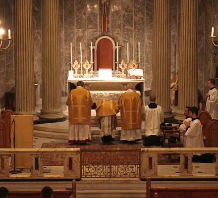 El Vaticano prohíbe la misa tradicional en latín en la antigua catedral del obispo Strickland