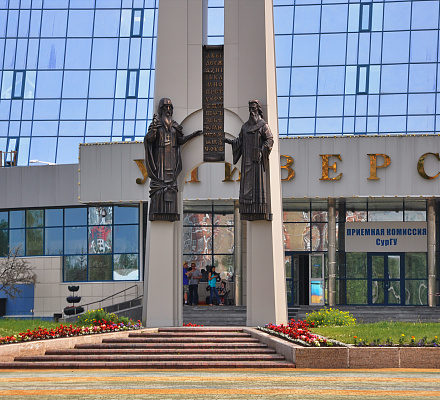 Spomenik Svetim Kirilu i Metodiju u Surgutu