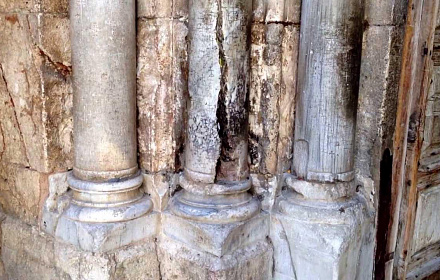 Columna cortada con el Fuego Bendito en la Iglesia del Santo Sepulcro (Jerusalén, Israel)