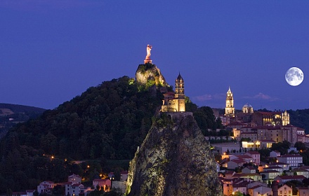 Catedral y estatua de la Virgen María en Le Puy-en-Velais