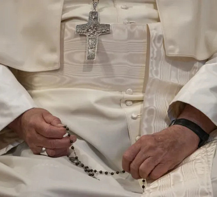 Папа Франциск молится Розарию о мире в канун первой годовщины нападения ХАМАС 7 октября