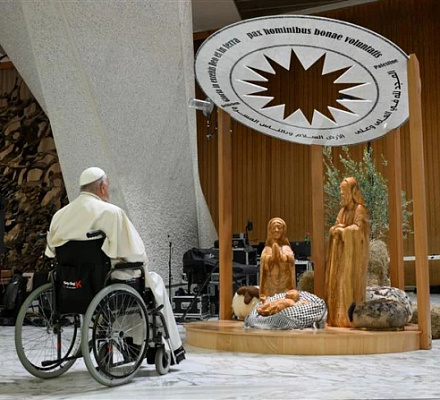 Un artista de Belén defiende la presencia de un "keffiyeh" palestino en el belén tras las críticas recibidas