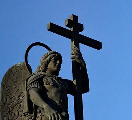 Столп со скульптурой архангела Михаила в Сочи