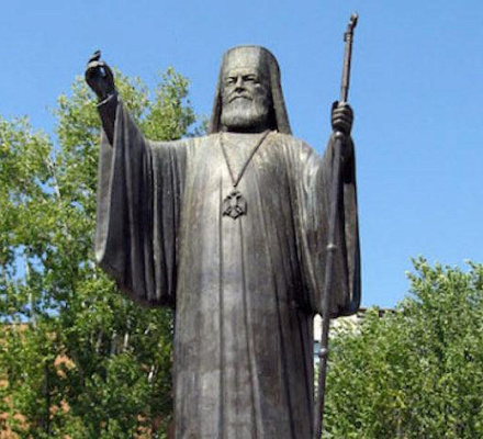 Памятник архиепископу Афинскому Дамакскину (Папандреу) в столице Греции