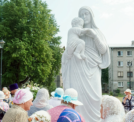 Scultura della Beata Vergine Maria installata a Narva estone
