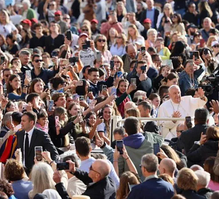 Папа Франциск говорит, что католическая церковь "более жива" за пределами Европы