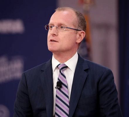 Brendan Carr, licenciado en Derecho por la CUA, elegido para dirigir la Comisión Federal de Comunicaciones