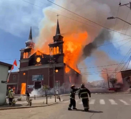El obispo local anima a los fieles tras el voraz incendio que destruyó una iglesia en Chile