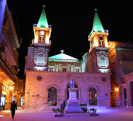 Igreja católica destruída pela guerra reconstruída em Aleppo Síria