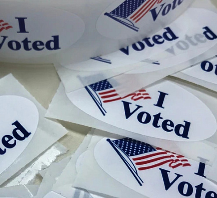 Los votantes católicos favorecen a Trump frente a Harris a nivel nacional y en los estados indecisos, según los sondeos a pie de urna