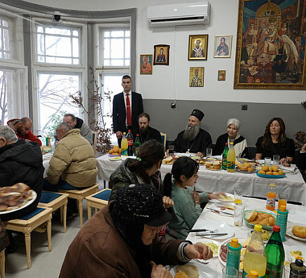 Сербский Патриарх Порфирий отметил Рождество с нищими и бездомными
