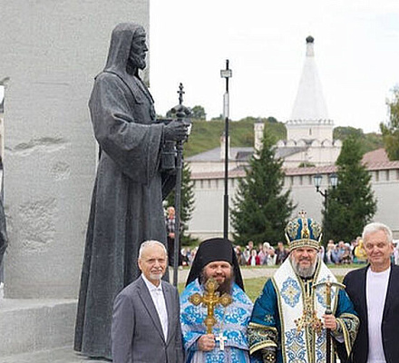 У стен Старицкого монастыря освящен памятник трем прославленным игуменам обители — Патриарху Иову, святителю Герману Казанскому и преподобному Дионисию Радонежскому