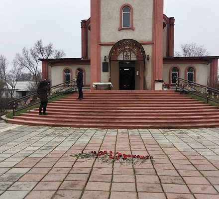 Eine Frau, die am Sonntag der Vergebung um Almosen bettelte, rettete auf Kosten ihres Lebens die Gemeindemitglieder der Kizlyar-Kirche