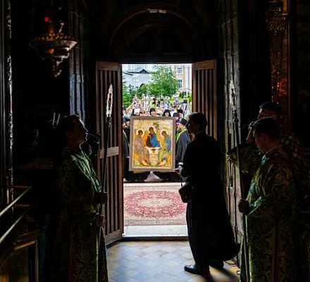 Впервые в храмах Русской Православной Церкви отпразднуют день принесения в Троице-Сергиеву Лавру «Троицы» Рублева