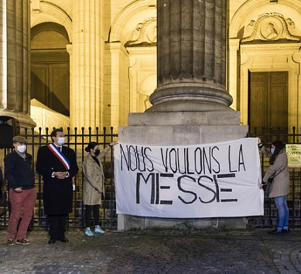 I cattolici in Francia chiedono alle autorità del Paese di riprendere le messe