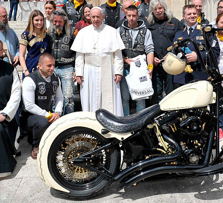 Motocicletta 'Unique White' autografata dal Papa venduta per £ 42.000