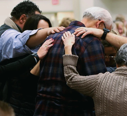 Un servicio de sanación en Michigan abre una ventana al movimiento carismático católico