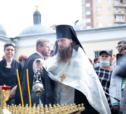 No dia do 40º aniversário da morte de Vladimir Vysotsky, um réquiem foi executado em seu túmulo