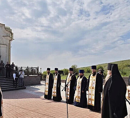 На Саур-Могиле совершена заупокойная лития в 81-ю годовщину Великой Победы