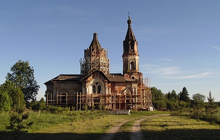 Iglesia de la Entrada al Templo de la Santísima Theotokos en el pueblo de Khotovo