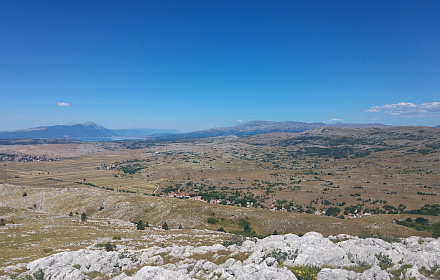 Križ s kapelicom iznad Vojkovića