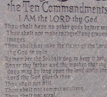 Un juez federal bloquea la ley de Luisiana que impone la presencia de los Diez Mandamientos en las aulas escolares