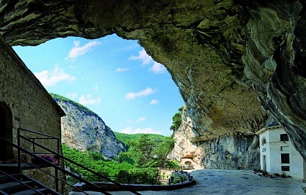 Templo de Valadier en la Cueva del Santo Refugio